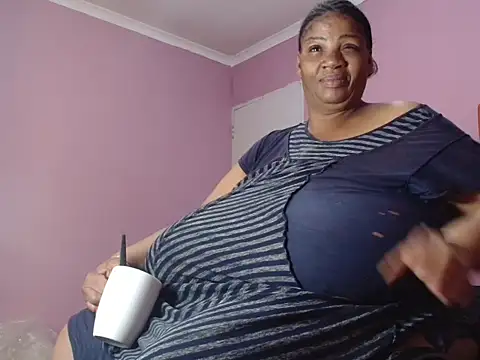 Snapshot of tinagiant chatting on July 25, 10:13 am tinagiant online show from July 25, 10:13 am