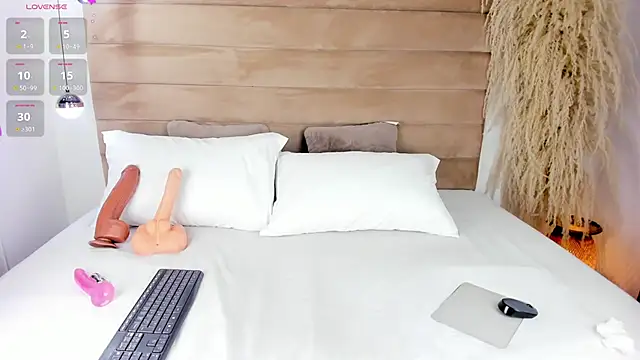 Snapshot of IsabellaJonns chatting on December 10, 4:24 am IsabellaJonns online show from December 10, 4:24 am