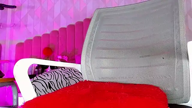 Snapshot of angelyy_02 chatting on February 7, 2:40 am angelyy 02 online show from February 7, 2:40 am