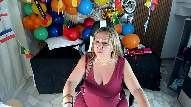 Snapshot of Danna_topless chatting on June 11, 12:03 pm Danna topless online show from June 11, 12:03 pm