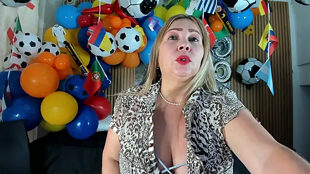 Snapshot of Danna_topless chatting on June 15, 12:07 pm Danna topless online show from June 15, 12:07 pm