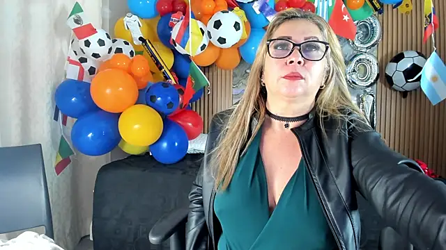 Snapshot of Danna_topless chatting on June 18, 12:09 pm Danna topless online show from June 18, 12:09 pm