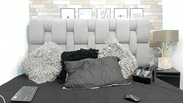 KariinaTaylor online show from March 3, 7:09 pm