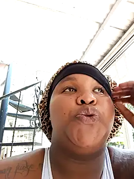 Snapshot of briyinabloom_ chatting on March 16, 8:00 pm briyinabloom  online show from March 16, 8:00 pm