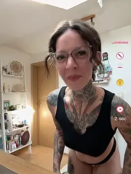 BrownieyQueen online show from May 24, 6:18 am