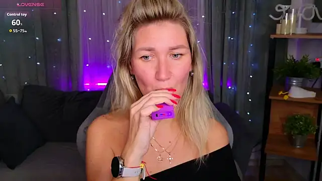 Snapshot of MilaBott chatting on June 17, 7:26 pm MilaBott online show from June 17, 7:26 pm