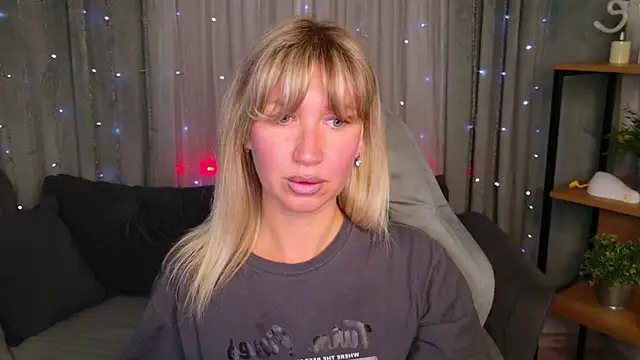 Snapshot of MilaBott chatting on July 21, 7:05 pm MilaBott online show from July 21, 7:05 pm