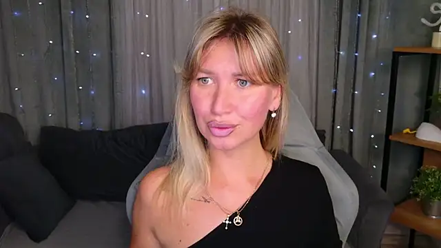 Snapshot of MilaBott chatting on July 22, 8:11 pm MilaBott online show from July 22, 8:11 pm