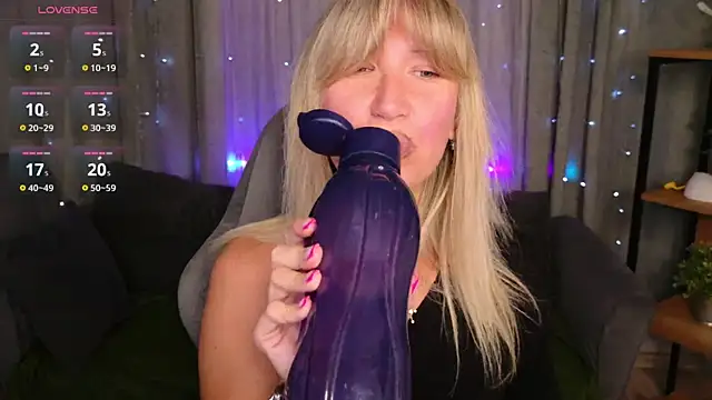 Snapshot of MilaBott chatting on July 25, 7:44 pm MilaBott online show from July 25, 7:44 pm