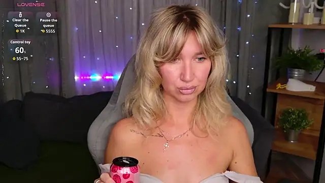 Snapshot of MilaBott chatting on July 31, 5:45 pm MilaBott online show from July 31, 5:45 pm