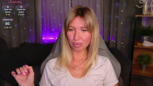 Snapshot of MilaBott chatting on August 2, 7:34 pm MilaBott online show from August 2, 7:34 pm
