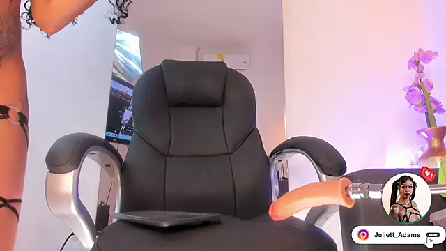 Snapshot of Juliett_Adams_ chatting on October 18, 1:08 am Juliett Adams online show from October 18, 1:08 am