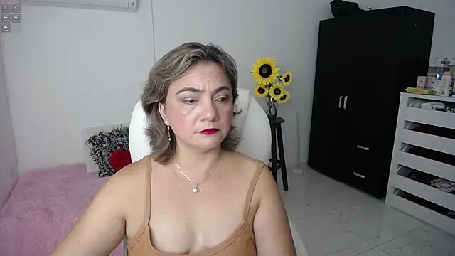 Chiraz hasnaa online show from February 12, 10:15 pm