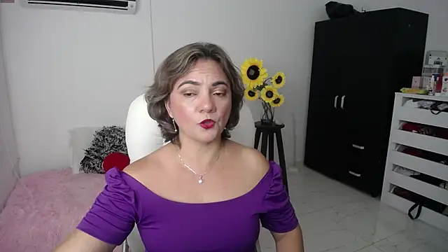 Chiraz hasnaa online show from February 18, 1:43 am