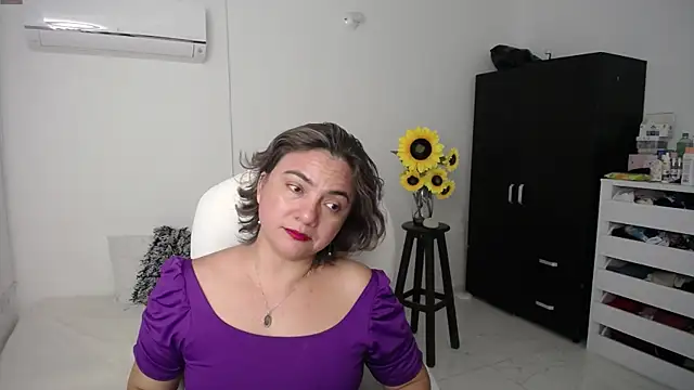 Chiraz hasnaa online show from March 7, 9:17 pm