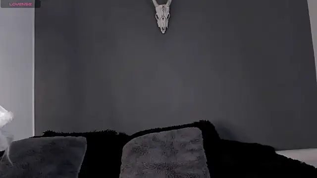 Snapshot of Aliz01 chatting on December 19, 2:34 am Aliz01 online show from December 19, 2:34 am