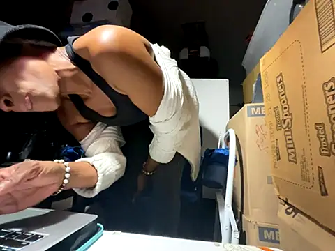 Snapshot of wynterheat chatting on November 29, 11:19 pm wynterheat online show from November 29, 11:19 pm