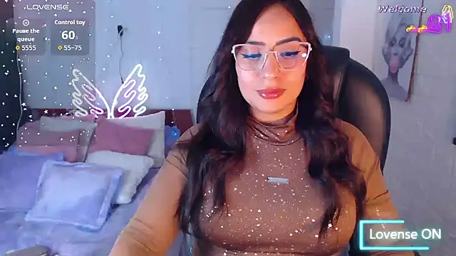 Snapshot of Paulina_627 chatting on May 8, 4:45 pm Paulina 627 online show from May 8, 4:45 pm