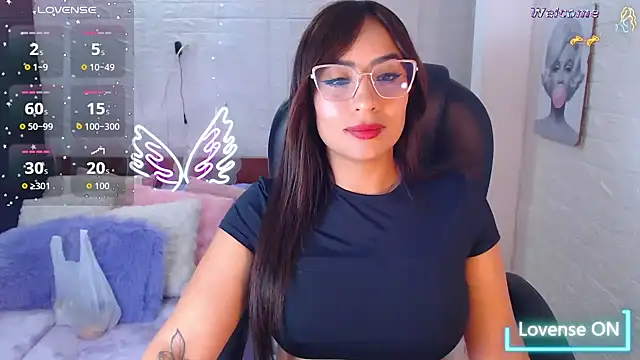 Snapshot of Paulina_627 chatting on June 4, 4:13 pm Paulina 627 online show from June 4, 4:13 pm