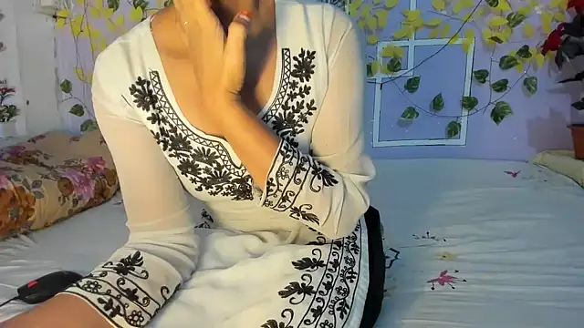 aarjulove online show from May 6, 2:40 am