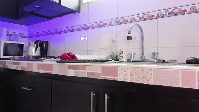 Snapshot of Emma-evans chatting on March 20, 5:04 pm Emma-evans online show from March 20, 5:04 pm