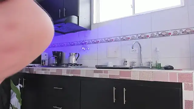 Snapshot of Emma-evans chatting on March 21, 1:12 pm Emma-evans online show from March 21, 1:12 pm