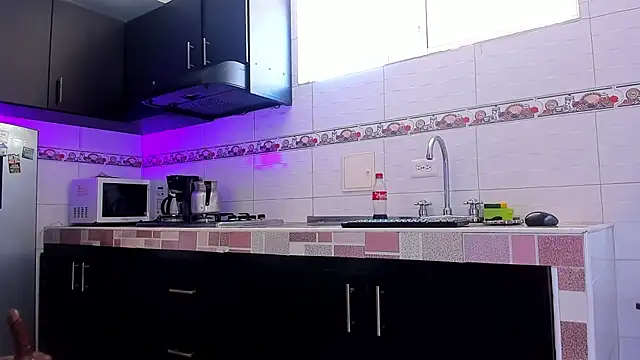 Snapshot of Emma-evans chatting on November 1, 2:30 pm Emma-evans online show from November 1, 2:30 pm