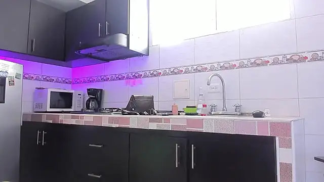 Snapshot of Emma-evans chatting on November 20, 2:17 pm Emma-evans online show from November 20, 2:17 pm