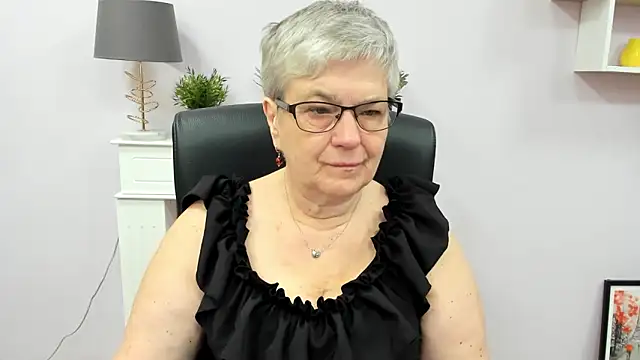 Snapshot of IrisDream chatting on May 11, 5:57 am IrisDream online show from May 11, 5:57 am