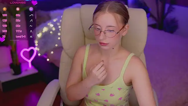 Snapshot of SilverrMoon chatting on November 29, 1:58 pm SilverrMoon online show from November 29, 1:58 pm