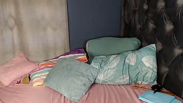 Snapshot of SultryBusty chatting on January 15, 11:32 am SultryBusty online show from January 15, 11:32 am