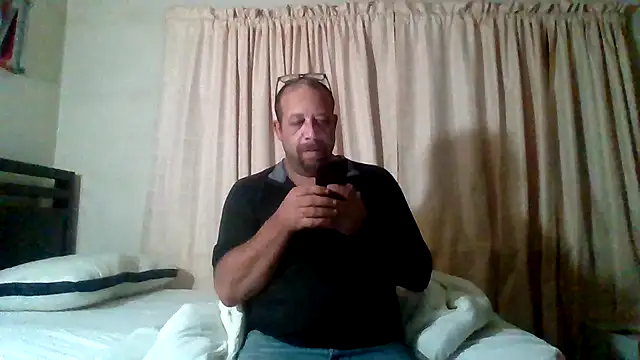 Snapshot of Exhibitionist040577 chatting on November 14, 3:05 am Exhibitionist040577 online show from November 14, 3:05 am