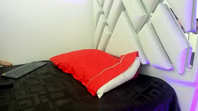 leslyylove online show from December 5, 7:38 am