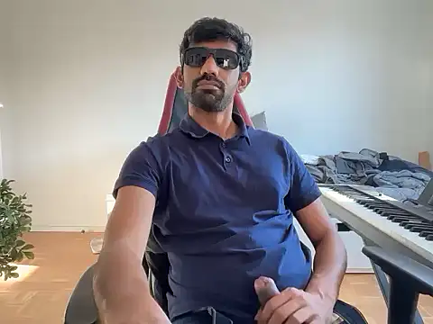Snapshot of dominanthubby chatting on April 25, 4:37 pm dominanthubby online show from April 25, 4:37 pm