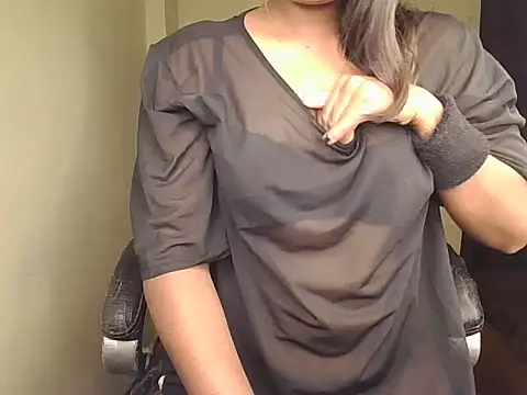 Snapshot of Black-Pearll chatting on November 4, 5:45 pm Black-Pearll online show from November 4, 5:45 pm