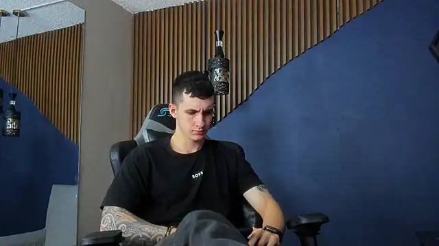 JacksonOlsenn online show from February 10, 10:19 pm