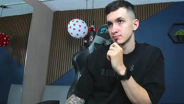 Snapshot of JacksonOlsenn chatting on February 21, 12:06 pm JacksonOlsenn online show from February 21, 12:06 pm