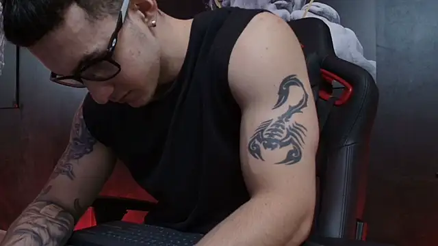 JacksonOlsenn online show from October 11, 8:51 pm