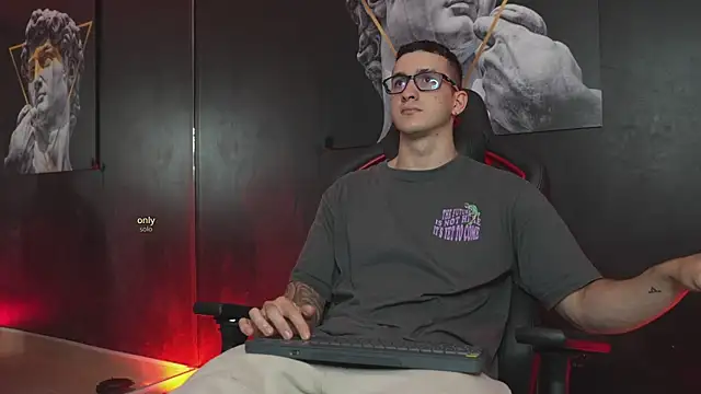 JacksonOlsenn online show from November 7, 9:37 pm