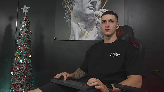 JacksonOlsenn online show from December 17, 8:37 pm