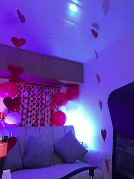 maddy bronw  online show from February 6, 1:05 am