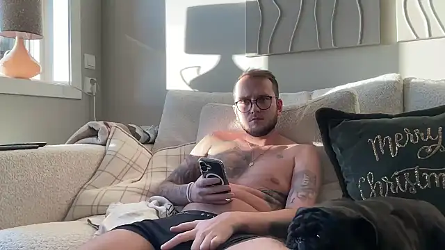 Snapshot of thehornyguy97 chatting on December 4, 12:58 pm thehornyguy97 online show from December 4, 12:58 pm