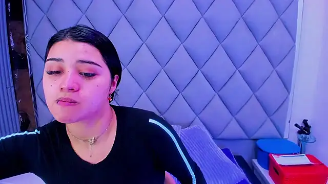 venusowen  online show from November 1, 1:35 pm