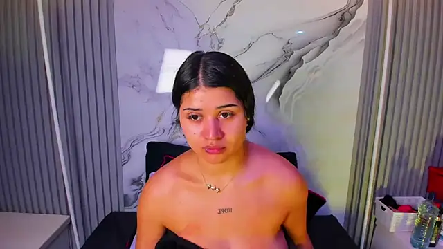 Snapshot of venusowen_ chatting on May 15, 1:40 pm venusowen online show from May 15, 1:40 pm