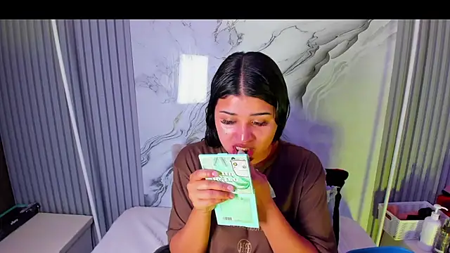 Snapshot of venusowen_ chatting on June 1, 1:46 pm venusowen online show from June 1, 1:46 pm