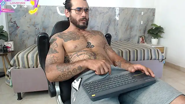 Snapshot of hanz_col chatting on May 17, 6:37 pm hanz col online show from May 17, 6:37 pm