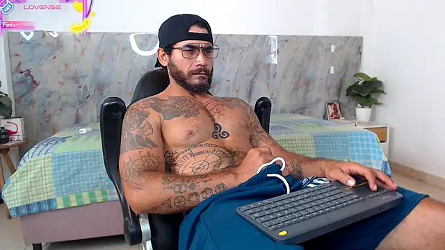 Snapshot of hanz_col chatting on May 19, 4:35 pm hanz col online show from May 19, 4:35 pm