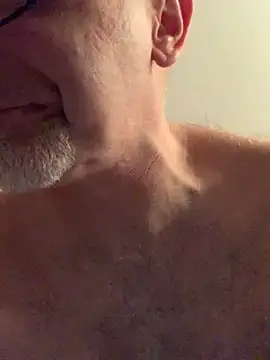 Snapshot of MaxVain chatting on October 16, 12:22 am MaxVain online show from October 16, 12:22 am