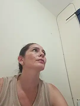 Snapshot of Hanny_24 chatting on February 5, 8:13 pm Hanny 24 online show from February 5, 8:13 pm