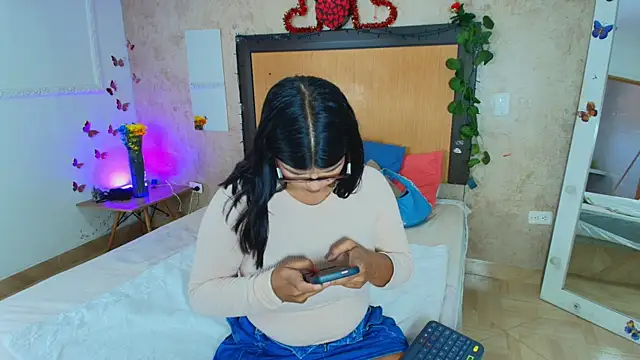 Snapshot of mialopez52 chatting on July 8, 6:23 pm mialopez52 online show from July 8, 6:23 pm